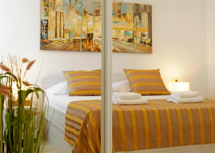 Modern 2-Bed Apt, Late Check In Available