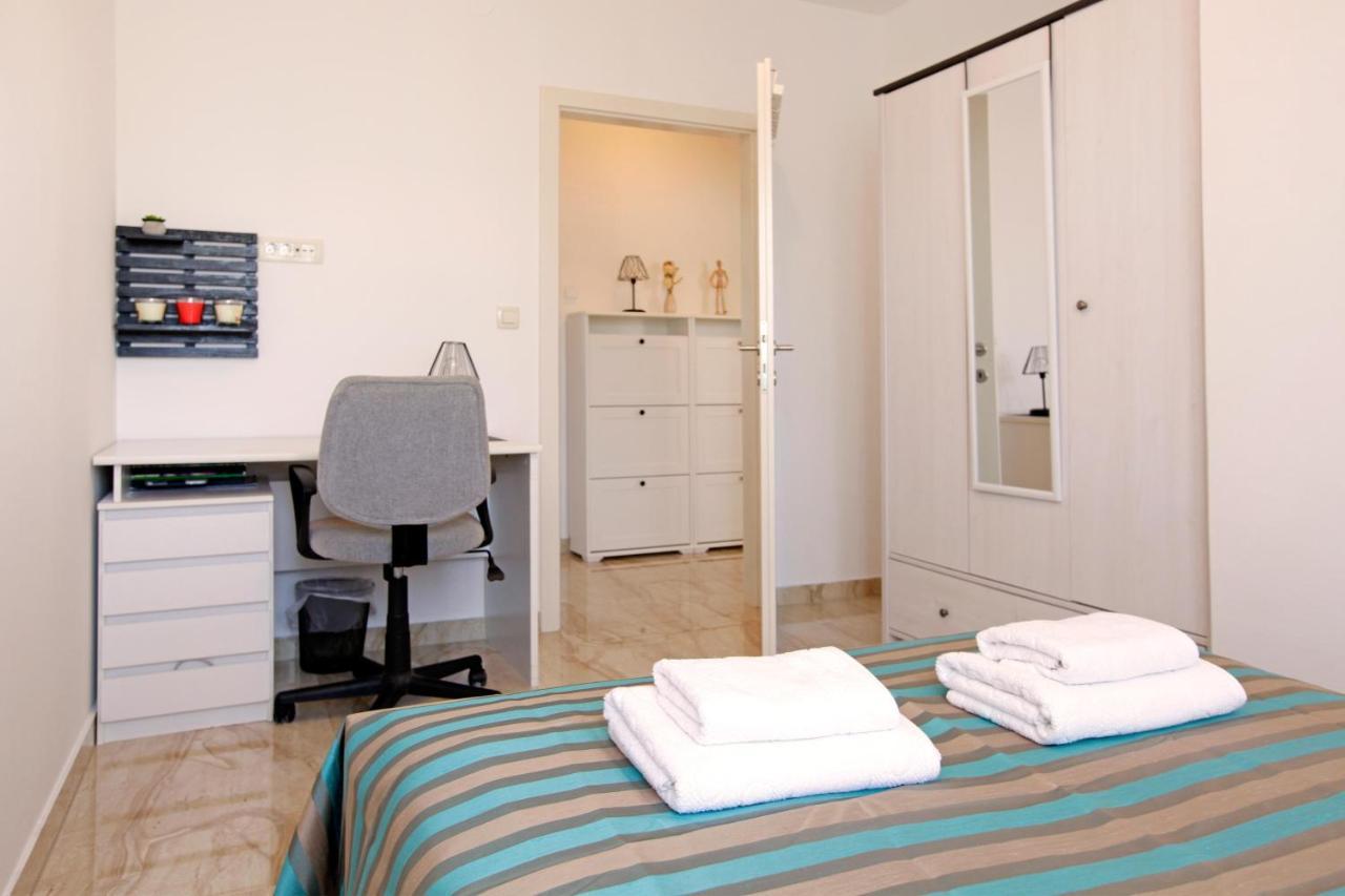 Appartement Modern 2-bed Apt, Late Check In Available Split
