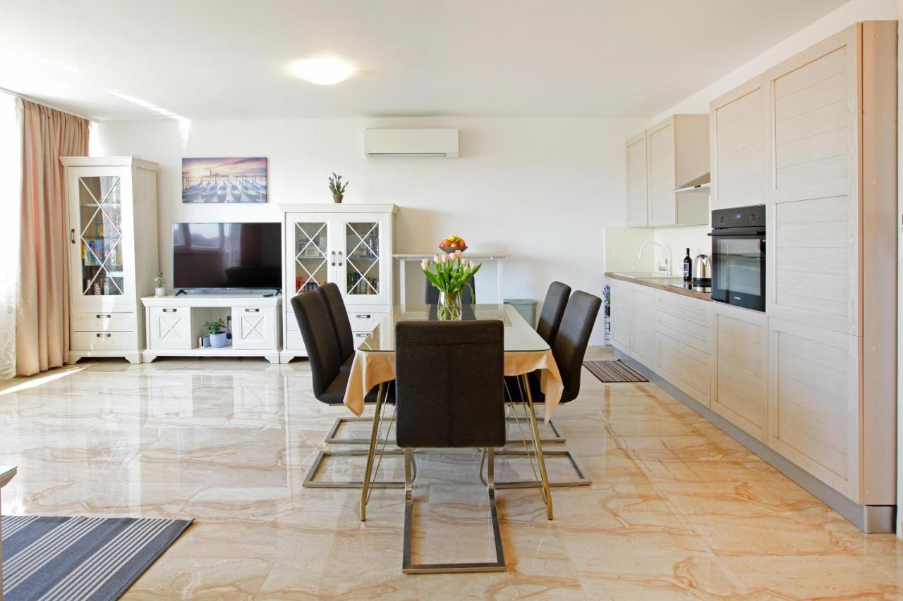 Modern 2-bed Apt, Late Check In Available Appartement *