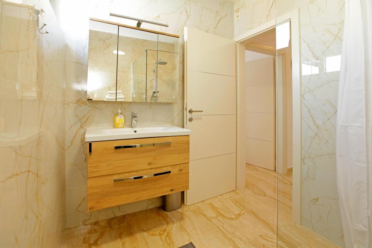 Appartement Modern 2-bed Apt, Late Check In Available Split