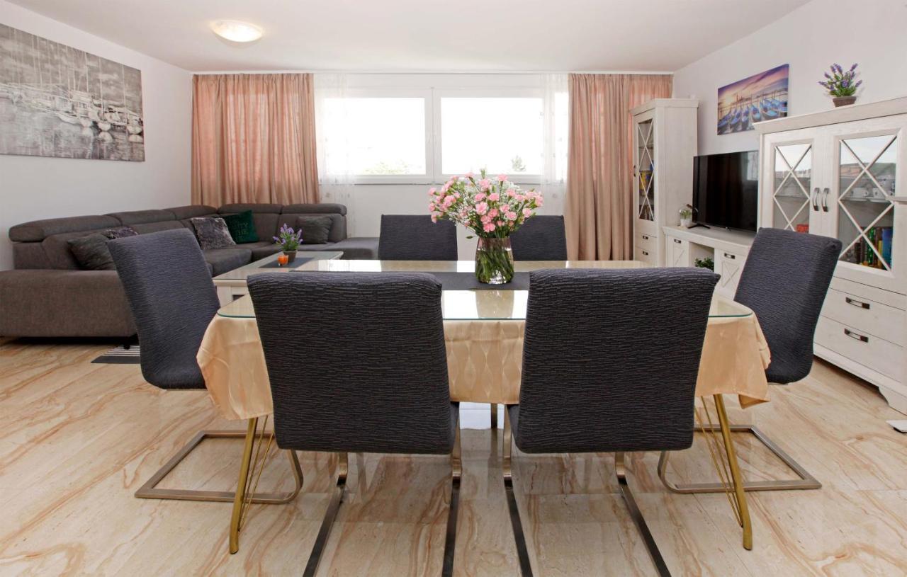Appartement Modern 2-bed Apt, Late Check In Available