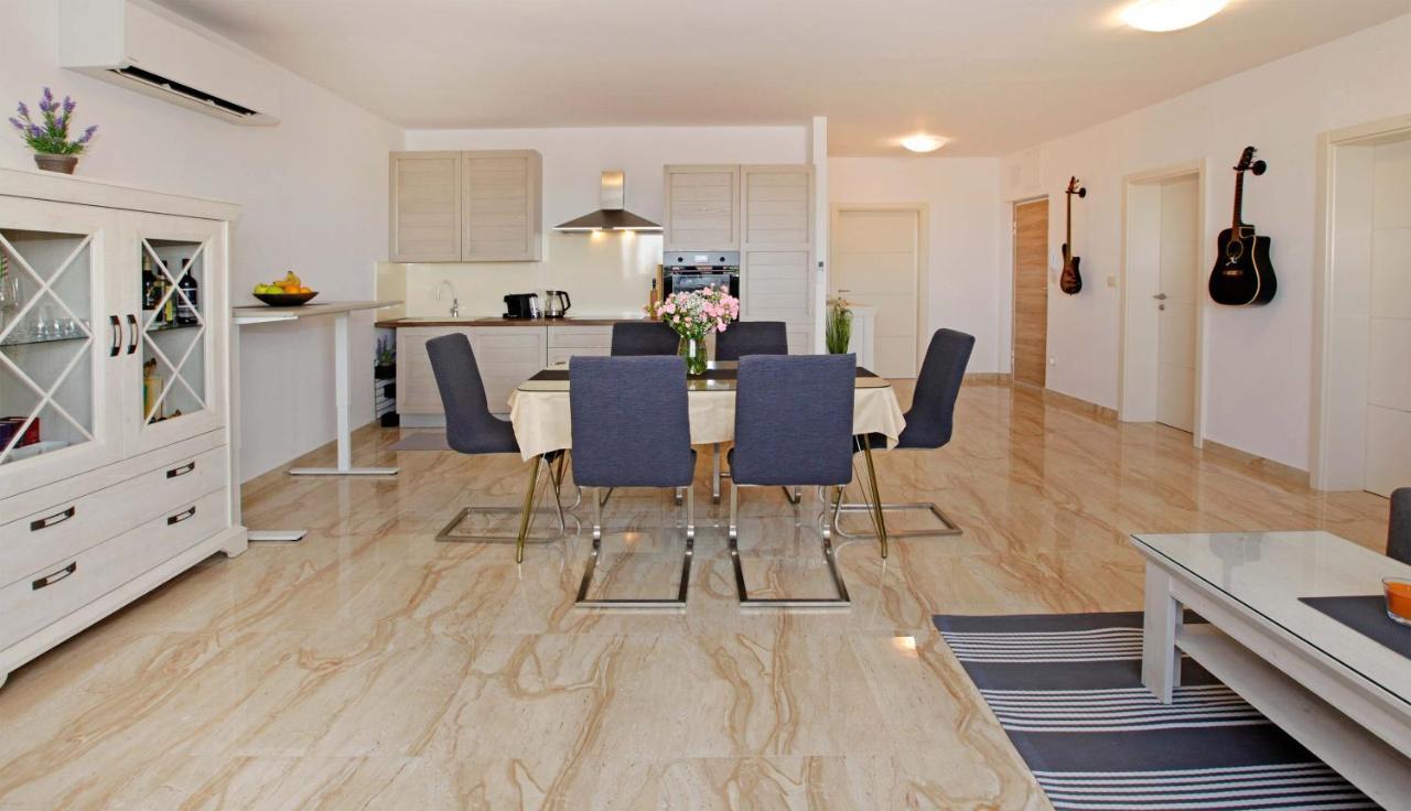 Modern 2-bed Apt, Late Check In Available Appartement *
