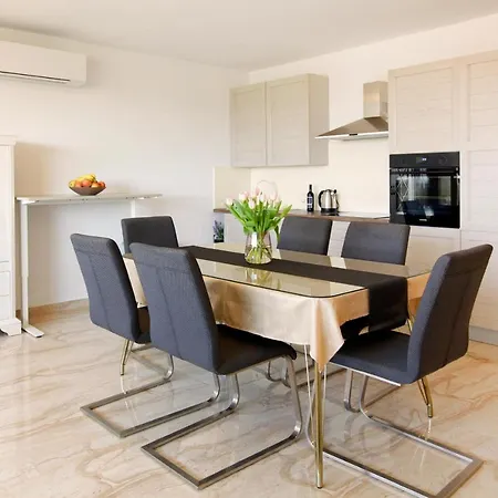 Modern 2-Bed Apt, Late Check In Available Split Exterior photo