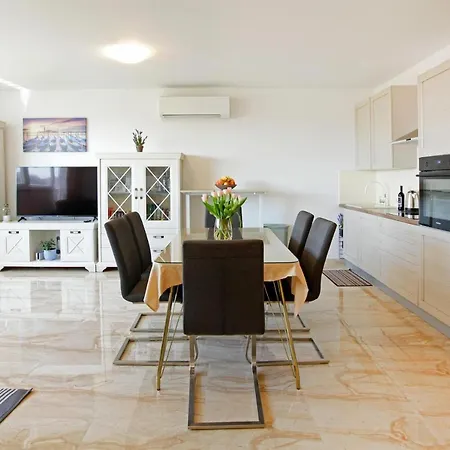 Modern 2-Bed Apt, Late Check In Available Split Exterior photo