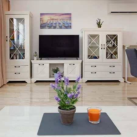 Modern 2-Bed Apt, Late Check In Available Split Exterior photo