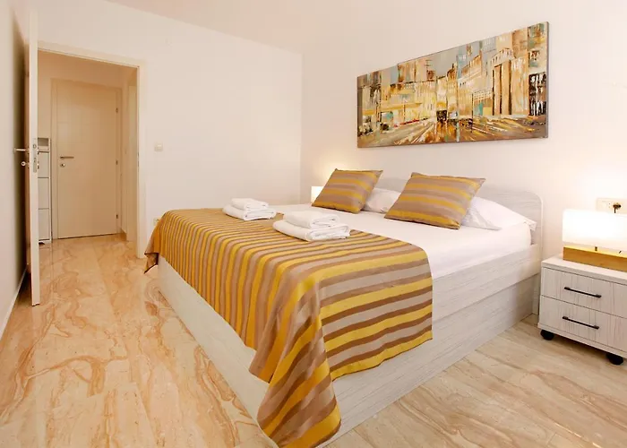 Modern 2-Bed Apt, Late Check In Available