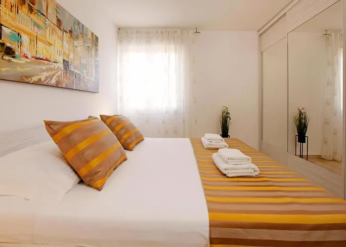 Modern 2-Bed Apt, Late Check In Available