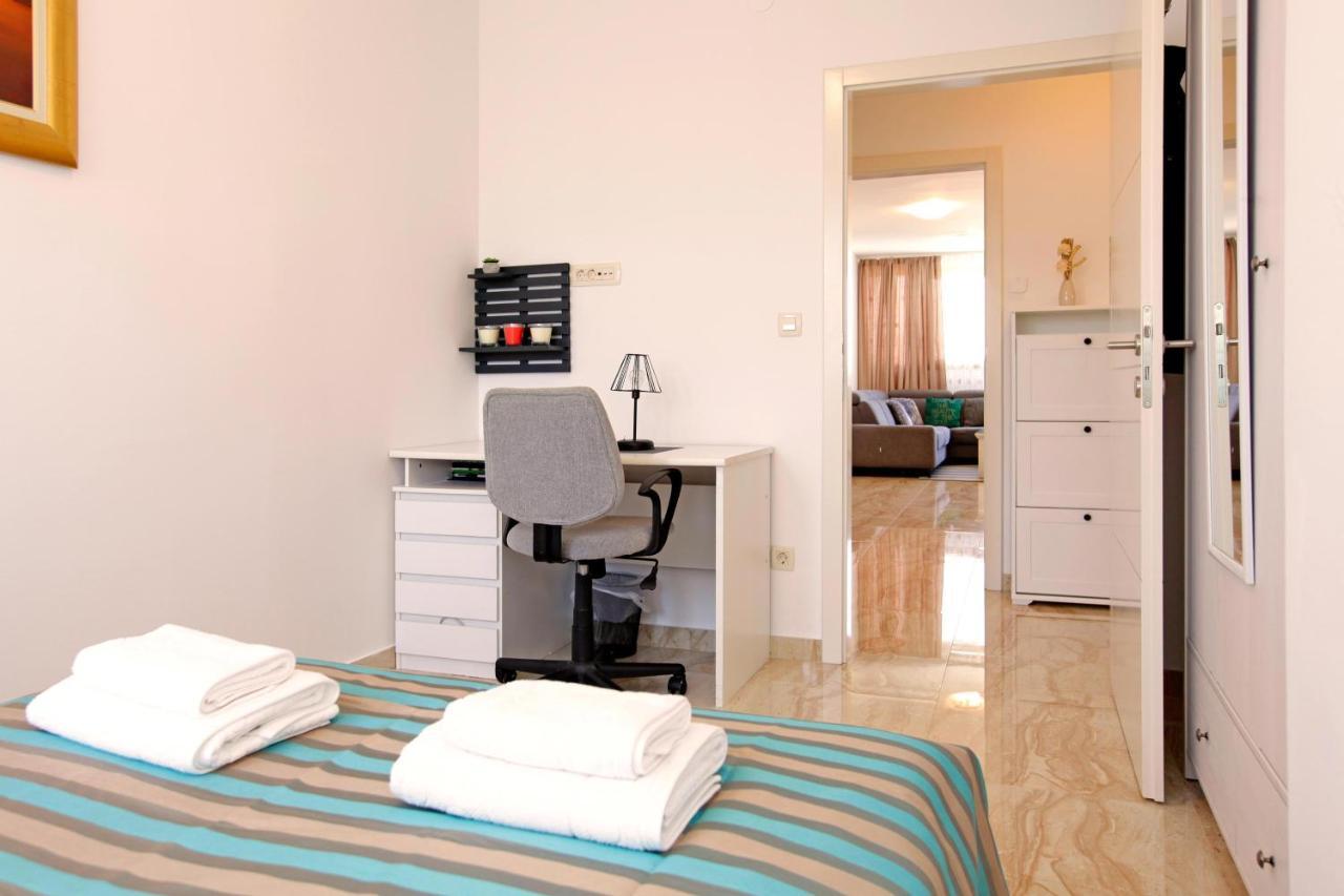 Modern 2-bed Apt, Late Check In Available Apartmán Split